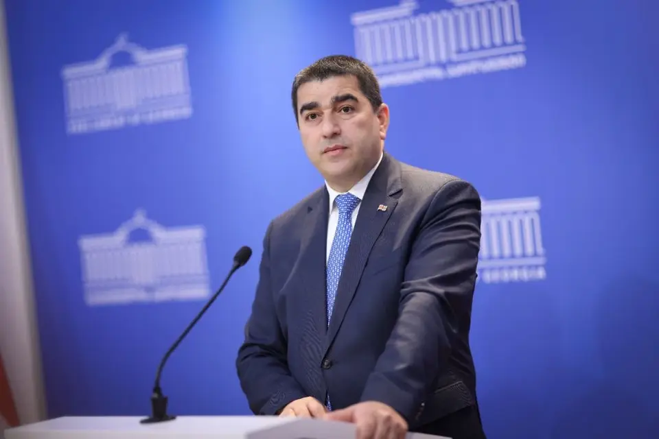 შალვა პაპუაშვილი: „ჯობს, ახლა აღიარონ და ამით კიდევ იქნება შესაძლებლობა, დაინახოს საზოგადოებამ, რომ იაზრებენ, თუ რა სამარცხვინო საქციელს ჰქონდა 4 ოქტომბერს ადგილი, ვიდრე გაჯიუტდნენ თავიანთ დანაშაულში. ყველას მოვუწოდებ, რომ საკუთარი სამშობლოს წინაშე ჩადენილი დანაშაული მოინანიოს. სადაც იქნება სინანული, იქ იქნება შენდობის მაქსიმალური გამოვლენა“
