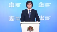 ირაკლი კობახიძე: 12 000 ლარზე ნაკლებ ხელფასს თუ აძლევ მინისტრს, ეს ნიშნავს, რომ უბიძგებ კორუფციისკენ, მინისტრი რა საქმესაც აკეთებს და რა პასუხისმგებლობაც აქვს, იმის ანალოგიურ პოზიციაზე კერძო სექტორში მას ექნებოდა დაახლოებით 50 000 და 100 000 ლარი ხელფასი