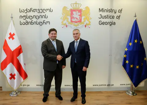 ადვოკატთა ასოციაცია - ადვოკატისა და კლიენტის კომუნიკაციის კონფიდენციალურობის დაცვის საკითხზე ადვოკატთა ასოციაციის თავმჯდომარე იუსტიციის მინისტრს შეხვდა
