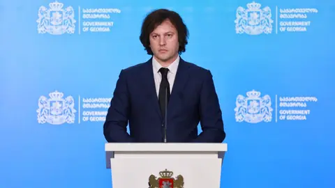 პრემიერი: შუამავლების გარეშე თავიდან ბოლომდე აწარმოებს ყველა პროცესს საქართველოს რკინიგზა, რაც მოგვცემს დიდი თანხების დამატებით გენერირების საშუალებას, მარტო წელს, საორიენტაციოდ, 70 მილიონი ლარით გაიზრდება რკინიგზის დამატებითი შემოსავლები