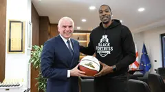 სპორტის მინისტრი ლეგენდარულ კალათბურთელ დუაით ჰოვარდს შეხვდა