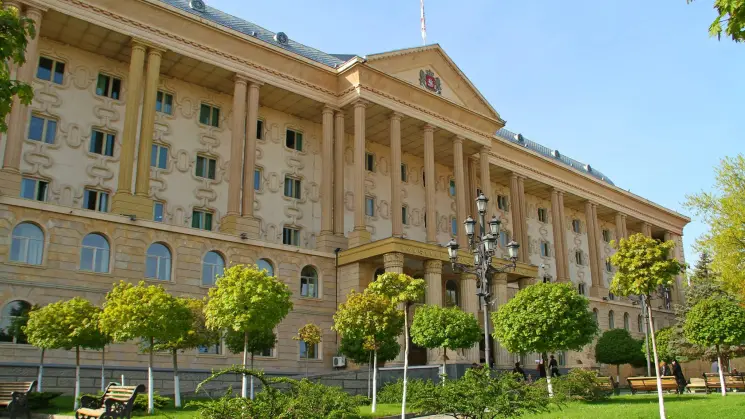 ვახტანგ ხუზმიაშვილის სიტყვიერი შეურაცხყოფისთვის, სასამართლომ ვასილ ბერიძე 2 000 ლარით დააჯარიმა
