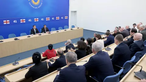 "ქართული ოცნების" ოფისში საპარლამენტო უმრავლესობის სხდომა გაიმართა, რომელზეც უმრავლესობის წევრებმა მიმდინარე სასესიო კვირის პლენარულ სხდომებზე განსახილველ საკითხებზე იმსჯელეს