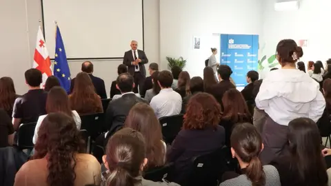 ჯანდაცვის მინისტრი მიხეილ სარჯველაძე, ანაზღაურებადი სტაჟირების სახელმწიფო პროგრამის ფარგლებში უწყების სისტემაში დასაქმებულ სტაჟიორებს შეხვდა