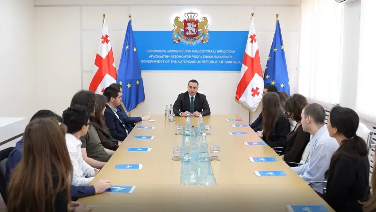 სახელმწიფო უწყებებში ანაზღაურებადი სტაჟირების პროგრამის ფარგლებში 14 ახალგაზრდა სტაჟირებას აფხაზეთის ავტონომიური რესპუბლიკის მთავრობაში გაივლის