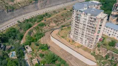 ვლადიმერ გაბაშვილის N4 და N5 საცხოვრებელი კორპუსების მიმდებარედ ფერდის გამაგრების სამუშაოები მიმდინარეობს