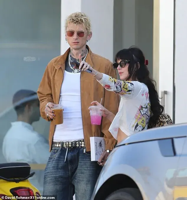დაკოტა ჯონსონმა თავის ახალ რჩეულთან, Machine Gun Kelly-სთან ერთად მოკრძალებული პაემანი გამართა მას შემდეგ, რაც ცნობილი გახდა, რომ პოპ-პანკ რეპერთან „ცხოვრების საუკეთესო სექსი“ აქვს.