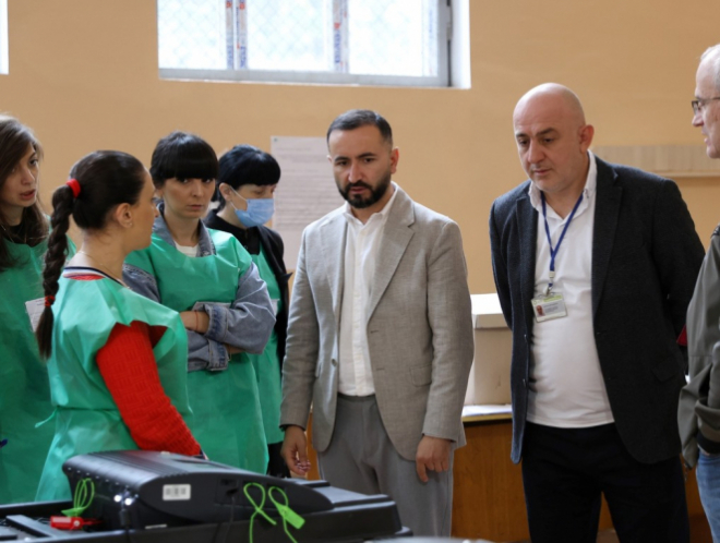 მედია: გორის მერიის თანამშრომლები აღმოაჩინეს საარჩევნო უბნებზე