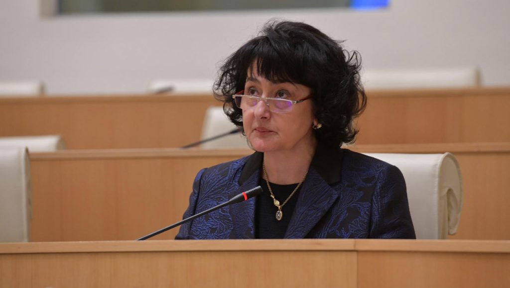 ნატო ჩხეიძე: ალბათ ნიმუშად თუ უნდოდათ იმის სადემოსტრაციოდ, თუ როგორ შეუძლია ლიტერატორსა და მეცნიერ კაცს, მასაც და მის ოჯახს და მის სამ შვილს დეპუტატის ხელფასით ცხოვრება