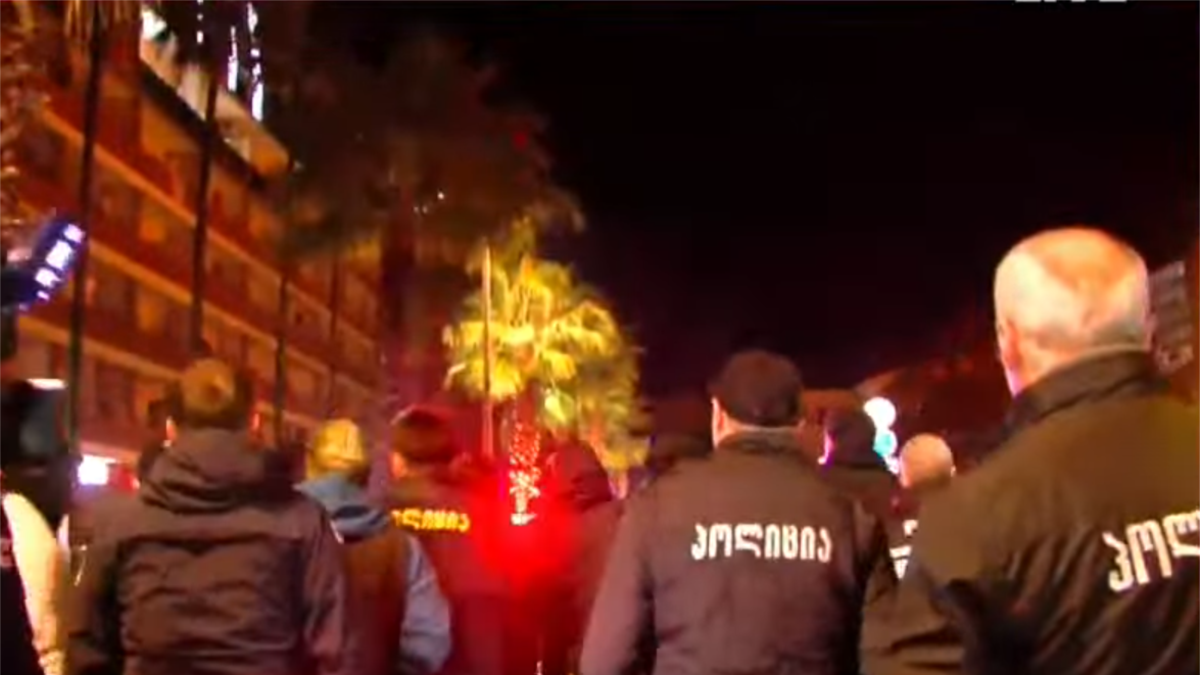 პოლიცია აქციის მონაწილეების დაკავება დაიწყო ბათუმშიც