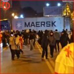 A trailer on the beach blocked the way for the police forces chasing the protesters