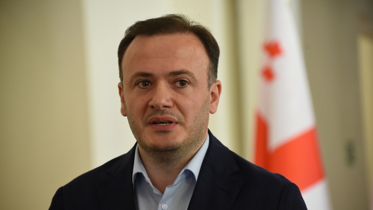 ზარქუა: ცანკნა რომ ჰყავთ [ესტონეთში], თუ არ ვცდები, საგარეო საქმეთა მინისტრი, უდიპლომო, ხომ იცით, უდიპლომო მინისტრი ჰყავთ…