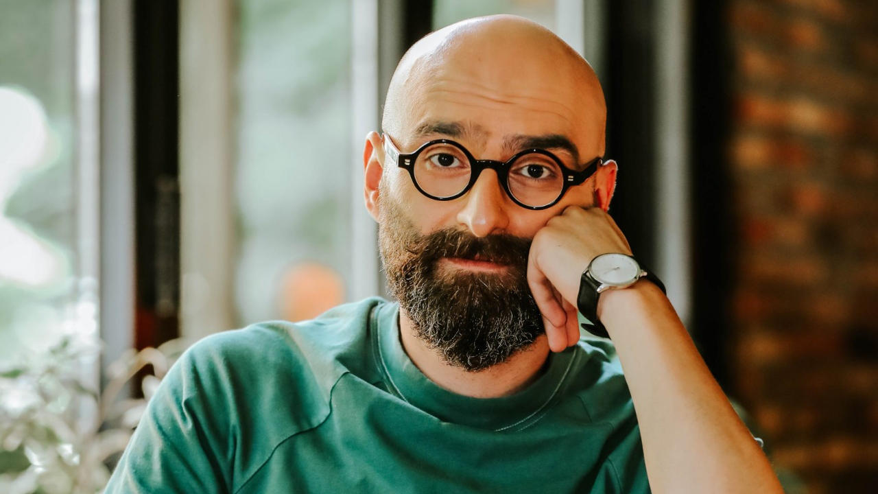 დავით გორგილაძე: რიგითო, არაჩინოსანო ქოცო, შენ რომ მაღზიიდან ერთი შეკვრა ფქვილი მოიპარო, ხომ ჩაგაყუდებენ? ჩვენზე აღარაფერს ვამბობ, ციხეს დაგვაშენებენ თავზე, მაგრამ შენც ხომ დაგიჭერენ?