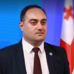 კვლევის არასერიოზულობა იმაში გამოიხატება, რომ 1 200000 ამომრჩევლიდან, 20 კაცი შეურჩევიათ და ისე გამოუკითხავთ, მილიონი ადამიანის ფსიქოლოგიური სურათი მიუღიათ