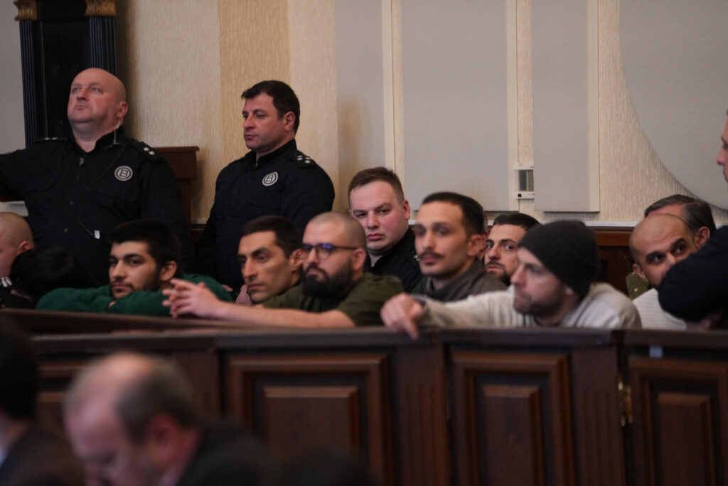 თბილისის საქალაქო სასამართლოში ჯგუფურ ძალადობაში მონაწილეობის საქმეზე ანდრო ჭიჭინაძის, ონისე ცხადაძის და კიდევ ცხრა პირის სასამართლო პროცესი მიმდინარეობს