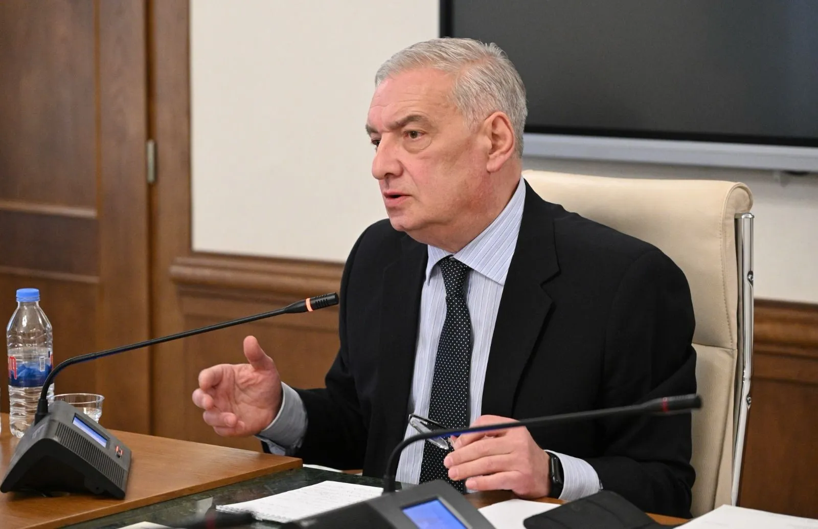 უშველებელი თანხა ჩამოდის რუსეთის სახელმწიფო ბიუჯეტიდან ხოშტარიების ოჯახის სასარგებლოდ. პირდაპირ ხელფასს უხდიან