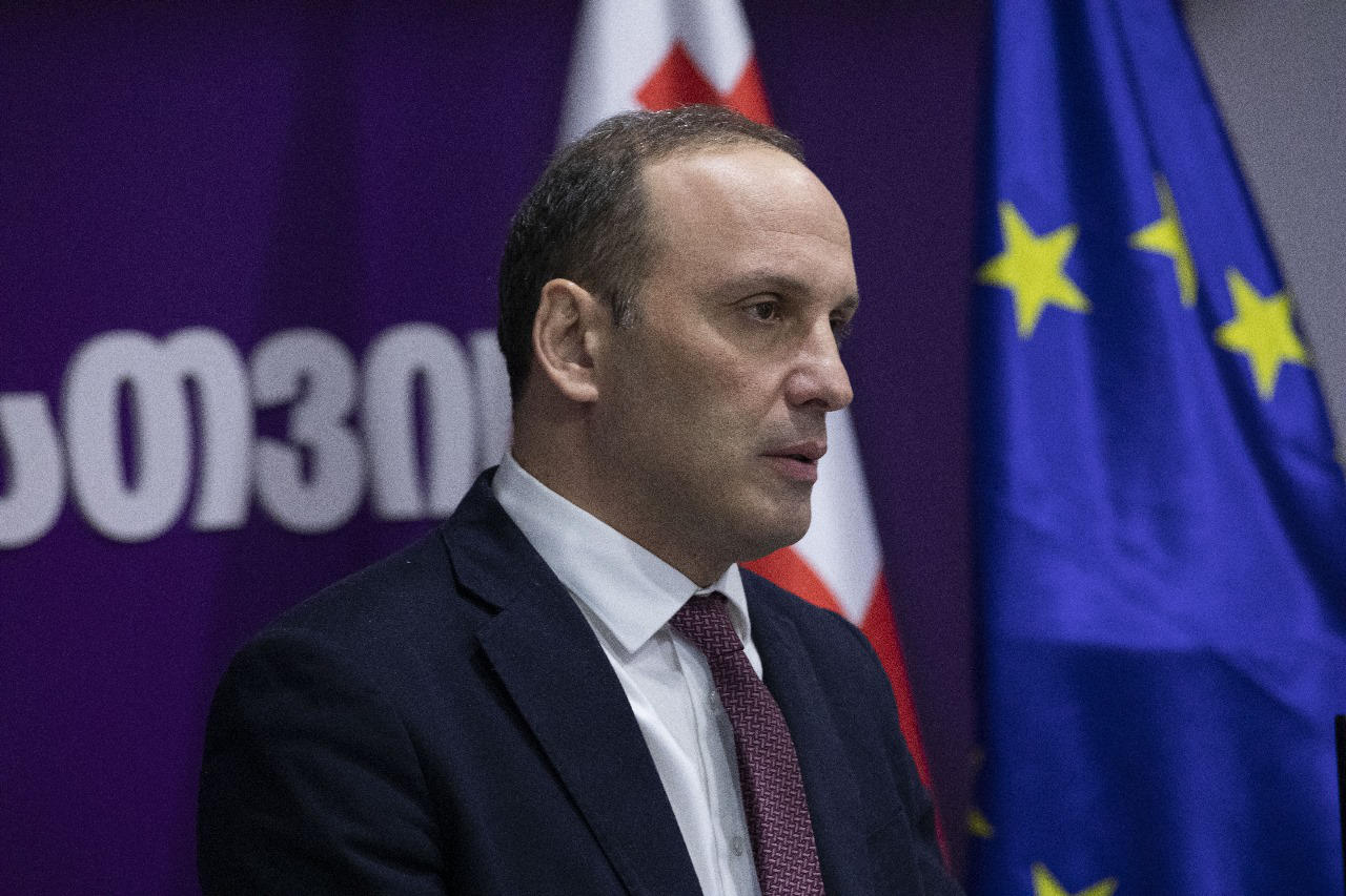 ლევან გოგიჩაიშვილი: რამდენიმე დღის წინ პარლამენტში ვნახეთ ერთ-ერთი დეპუტატის, თეა წულუკიანის სამარცხვინო გამოსვლა. პოლიციელებს ასეთი მოწოდებით მიმართა: ისე გალახეთ ხალხი, ვიდეოზე მაინც არ გადაგიღონო