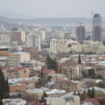 „აუცილებლად შემოსაღებია სერიოზული გადასახადი უძრავ ქონებაზე. ბევრი ბინა დაკეტილია, მეპატრონე წასულია უცხოეთში და ელოდება კარგ, სარფიან მომენტს“ – ურბანისტი