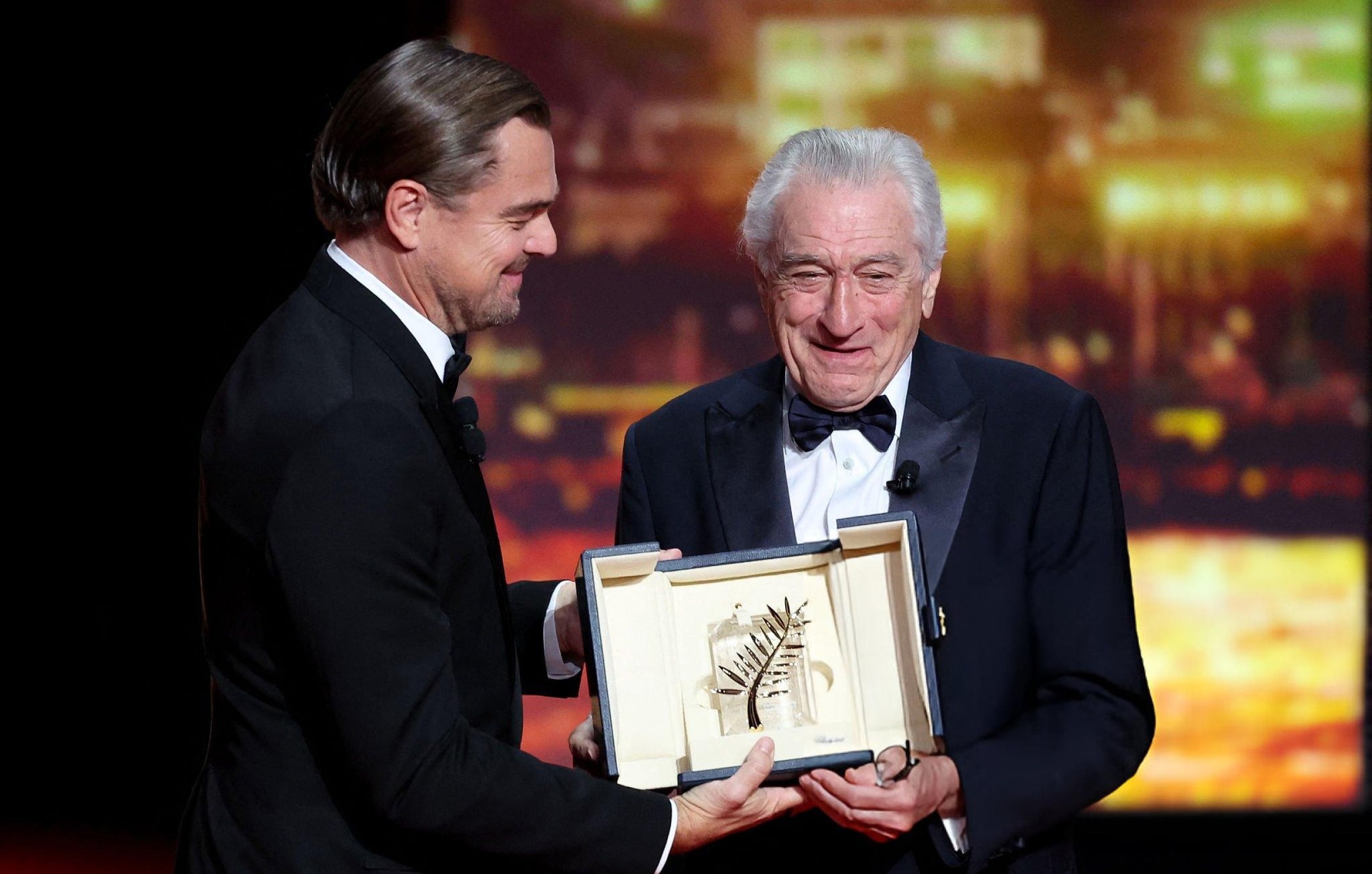 81 წლის რობერტ დე ნირომ 2025 წლის კანის კინოფესტივალზე საპატიო ოქროს პალმის რტო მიიღო, რომელიც მას ლეონარდო დი კაპრიომ გადასცა (ვიდეო)
