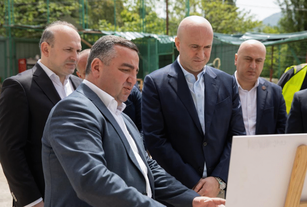 აჭარის მთავრობის თავმჯდომარე სულხან თამაზაშვილი ხელვაჩაურის მუნიციპალიტეტში მიმდინარე და დასრულებულ ინფრასტრუქტურულ პროექტებს გაეცნო