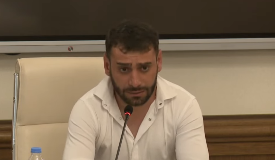 მეგის ქარდავა მოვიდა, ხელი თმებში მომკიდა და მეუბნება, რომ ჩემი სისხლი უნდა ამელოკა