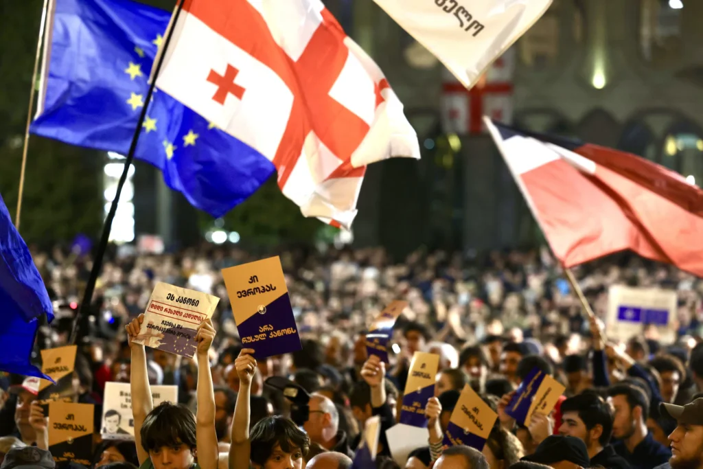 მოქალაქეები, რომლებიც პარლამენტთან იყვნენ შეკრებილები, მსვლელობით მიდიან ევროპის მოედნისკენ (ვიდეო)