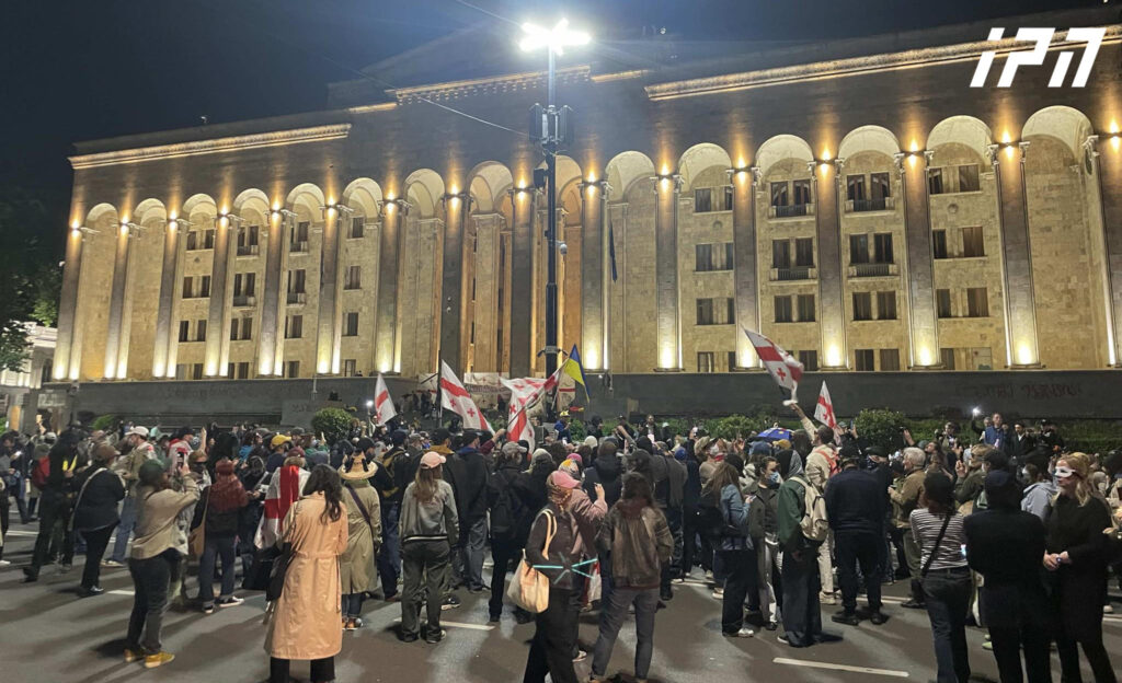 რუსთაველის გამზირზე საპროტესტო აქცია მიმდინარეობს – აქციის მონაწილეებმა საავტომობილო გზა გადაკეტეს