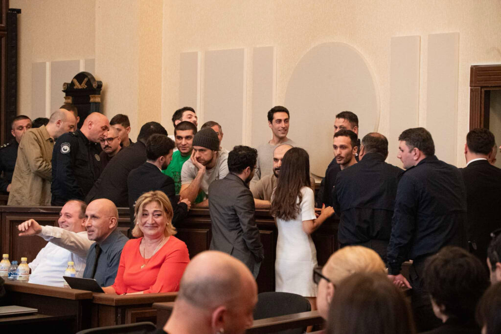 თბილისის საქალაქო სასამართლოში ანდრო ჭიჭინაძის, ონისე ცხადაძისა და კიდევ 9 პირის სასამართლო პროცესი მიმდინარეობს – სხდომაზე დაზარალებულ პოლიციელებს დაკითხავენ