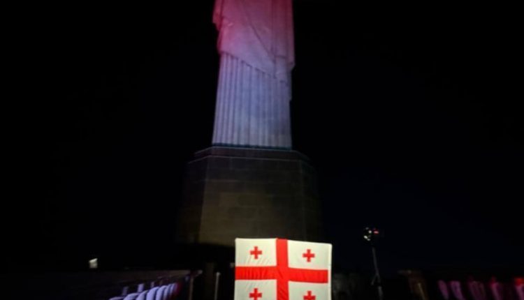 საქართველოს დამოუკიდებლობის დღესთან დაკავშირებით რიო დე ჟანეიროს მთავარი ღირსშესანიშნაობა – ქრისტეს ქანდაკება საქართველოს დროშის ფერებით განათდა