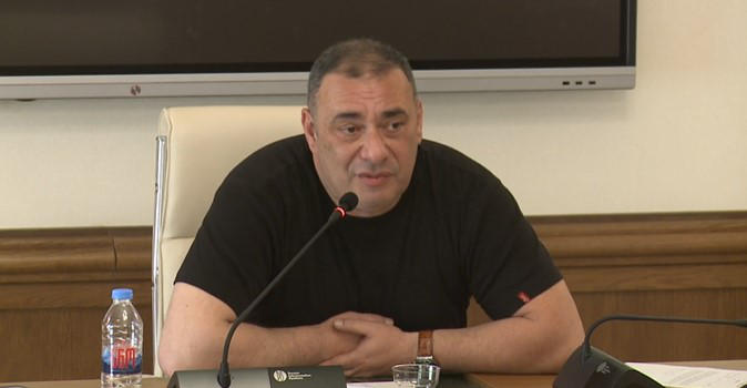 გიორგი იაკობაშვილი 2003-2012 წლებზე – „კავკასუს ონლაინის“ განადგურების მიზნით, „სილქნეტის“ და მერიის თანამშრომლები დადიოდნენ კორპუსების სახურავებზე, მერიის თანამშრომელს ეკავა ნაჯახი, „სილქნეტის” თანამშრომელი კი ეუბნებოდა: ეს არის „კავკასუსის“ კაბელი და ჩაჭერი