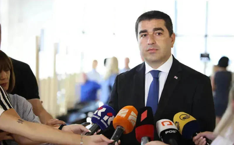 შალვა პაპუაშვილი ოპოზიციაზე – საკუთარ ამომრჩეველს ატყუებენ, თავს ჟანა დარკად აჩვენებენ, სინამდვილეში, პოლიტიკური თანამდებობისკენ იყურებიან, რა შეიძლება ადგილობრივი თვითმმართველობის არჩევნებზე მოიპოვონ