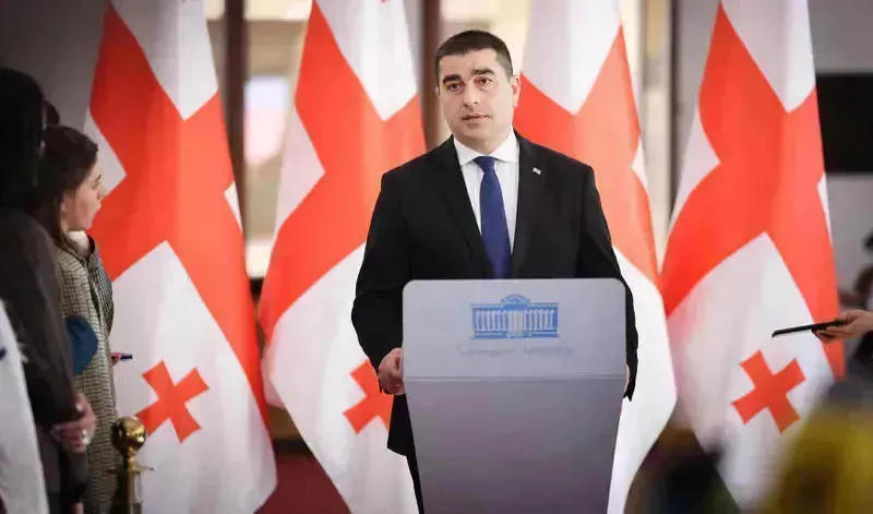 შალვა პაპუაშვილი „MEGOBARI აქტზე“ – ამ აქტს აქვს ერთადერთი დანიშნულება, ეს არის საინფორმაციო ხმაურის შექმნა – როგორც აქამდე აშშ-ის პრეზიდენტის უფლებამოსილება იყო გადაეწყვიტა, დაესანქცირებინა თუ არა ვინმე, ასევე იქნება მომავალშიც