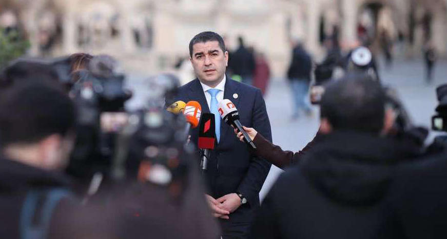 შალვა პაპუაშვილი – ბრიუსელსა თუ ზოგიერთ დედაქალაქში აქვთ წარმოდგენა, რომ არსებობს სტანდარტი საკუთარ ოჯახში და საექსპორტო სტანდარტი მესამე სამყაროსთვის – საქართველოში ოთახის აფეთქება არის მშვიდობა და გერმანიაში არის ომი