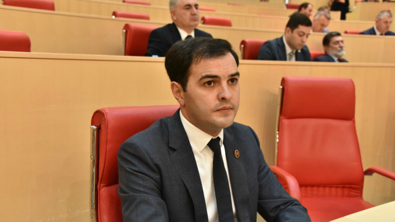 ვანო ზარდიაშვილი, რომელმაც პარლამენტი 2019 წელს ეკა ბესელიასთან მომხდარი კონფლიქტის შემდეგ დატოვა, ახლა საქართველოში ერთ-ერთ ყველაზე მაღალანაზღაურებად თანამდებობაზე დაინიშნა