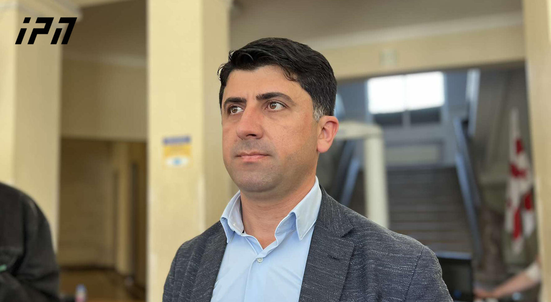 ადვოკატი – 11 იანვარს მზია ამაღლობელის მხრიდან სტიკერის კედელზე გაკვრა შეფასებული არის, როგორც სამართალდარღვევა და ამასთან დაკავშირებით ფაქტობრივად, 3,5 თვის შემდეგ შეადგინეს სამართალდარღვევის ოქმი