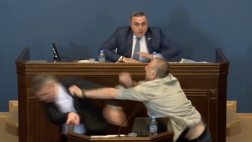 თამარ ბუჩუკური ალეკო ელისაშვილს: ახლა ჩვენს წილ სამშობლოს ყიდი და არჩევნებად წოდებულ რუსულ სპეცოპერაციაში მიყვები რუსებს. და, ამ სპეცოპერაციას გვიტარებ ჩვენ – გუშინ რუსთაველზე ერთად რომ ვიდექით