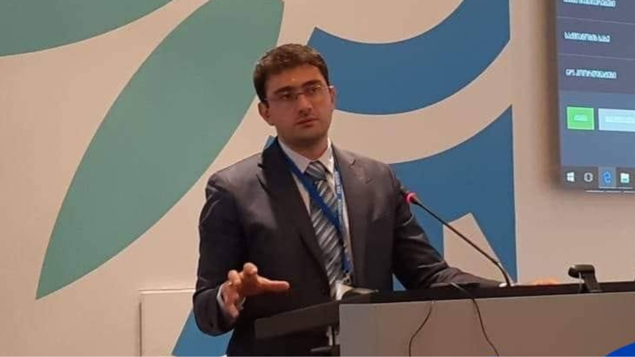 “სამსახურში დატოვებისთვის მომთხოვეს ჩუმად ყოფნა” – კიდევ ერთი ყოფილი საჯარო მოხელე წერს, რომ გაათავისუფლეს