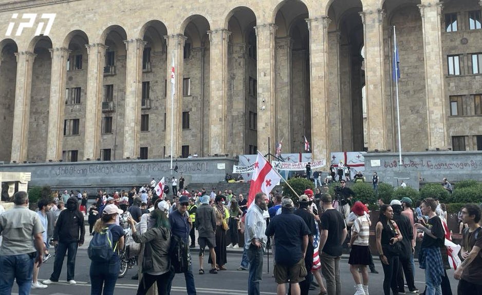 რუსთაველის გამზირზე საპროტესტო აქცია მიმდინარეობს ლოზუნგით: „ჩვენ გვახსოვს“