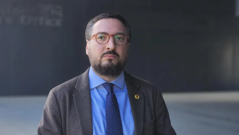 მედია: საქალაქო სასამართლოს ეზოში თაზო დათუნაშვილი სავარაუდოდ დააკავეს