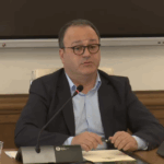 ჩემდა გასაკვირად, პარლამენტში იყო გერმანიის ელჩი ჰუბერტ ქნირში, გახარიას ვკითხე, საიდან აღმოჩნდა აქ, მან როგორც სჩვევია, ცინიკურად მიპასუხა, რუსთაველზე სეირნობდა და ჩემებმა ამოიყვანესო – ჩემი შეფასებით, ეს ადამიანი [გახარია] იყო აბსოლუტურად ჩამოშლილი და არაკომპეტენტური