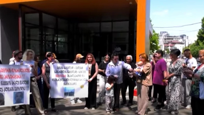 აქცია პროკურატურასთან – მოქალაქეები იმ სამშენებლო კომპანიის ხელმძღვანელის დასჯას ითხოვენ, რომელმაც ბინები თაღლითურად გაყიდა