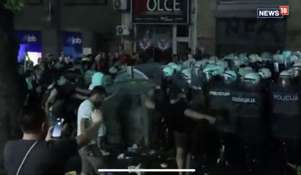 სერბეთის დედაქალაქში ვადამდელი არჩევნების მოთხოვნით მიმდინარე აქციაზე ვითარება პერიოდულად იძაბება – დემონსტრანტებსა და სპეცრაზმს შორის შეხლა-შემოხლაც მოხდა