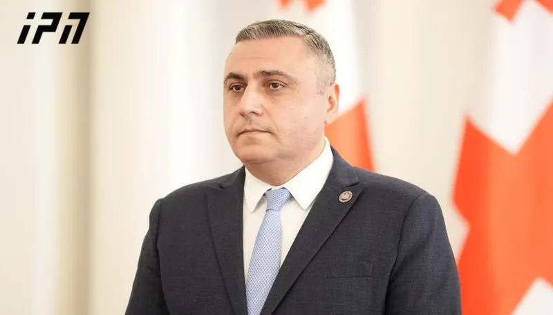 დავით მათიკაშვილი – ევროპარლამენტარები ცდილობენ, რადიკალებისთვის მაშველ რგოლად გამოდგნენ – როგორც კი ერთი მუჭა რადიკალები რუსთაველზე სირბილს შეწყვეტენ, დავალებების მიმცემთა წიაღში ჩნდებიან ადამიანები, ვინც მათ აქტიურობას ზრდის