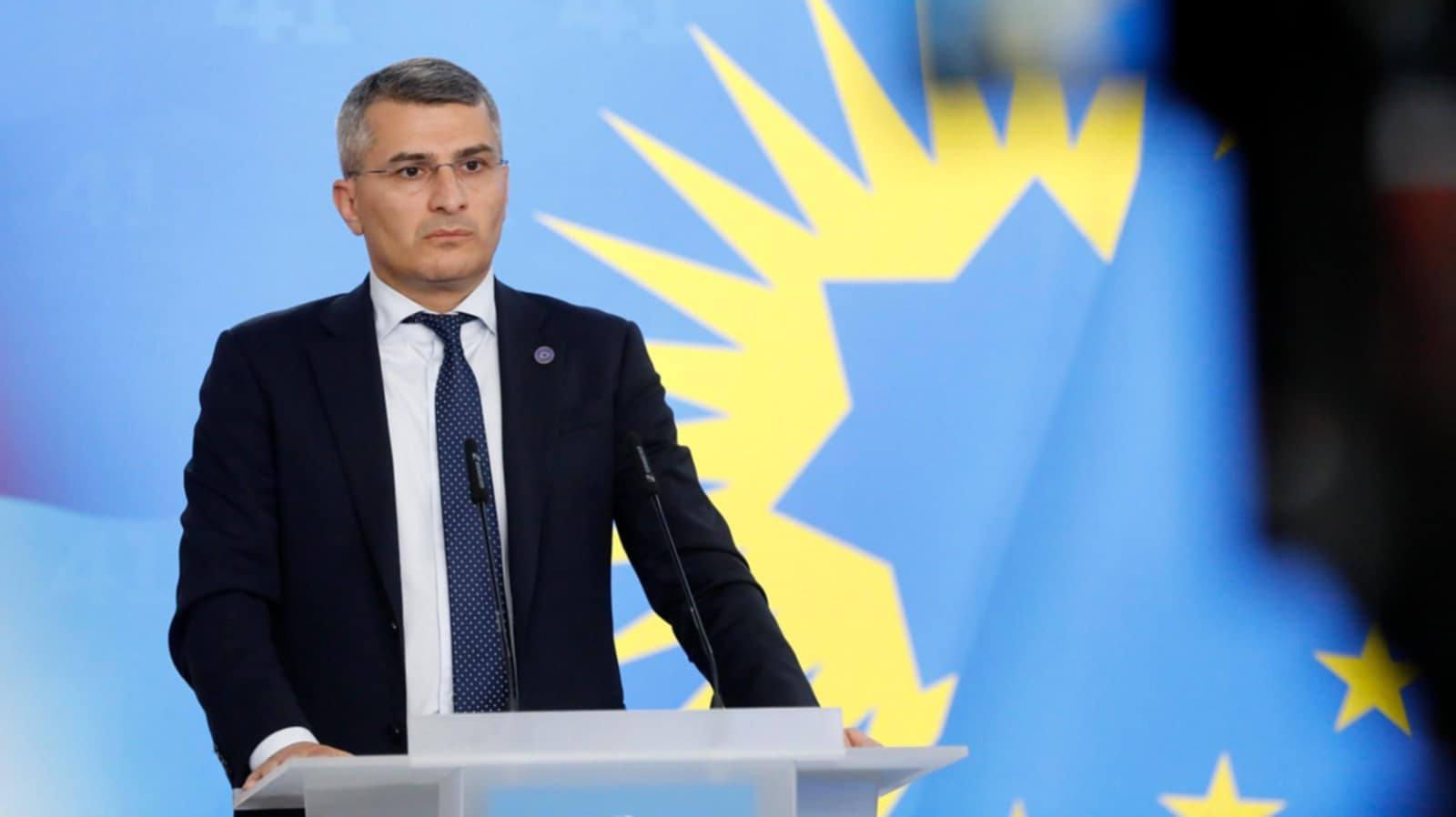 მამუკა მდინარაძე – ბაჩიაშვილის ვერსიის თანახმად, ოხანაშვილმა პირადად ჩაატარა სხვა ქვეყანაში სპეცოპერაცია, ასეთი ოპერაციების შესახებ “კინოებში” გვინახავს, გაგვიგია და დიდი ინტერესით გვიყურებია – მე ძალიან მომწონს