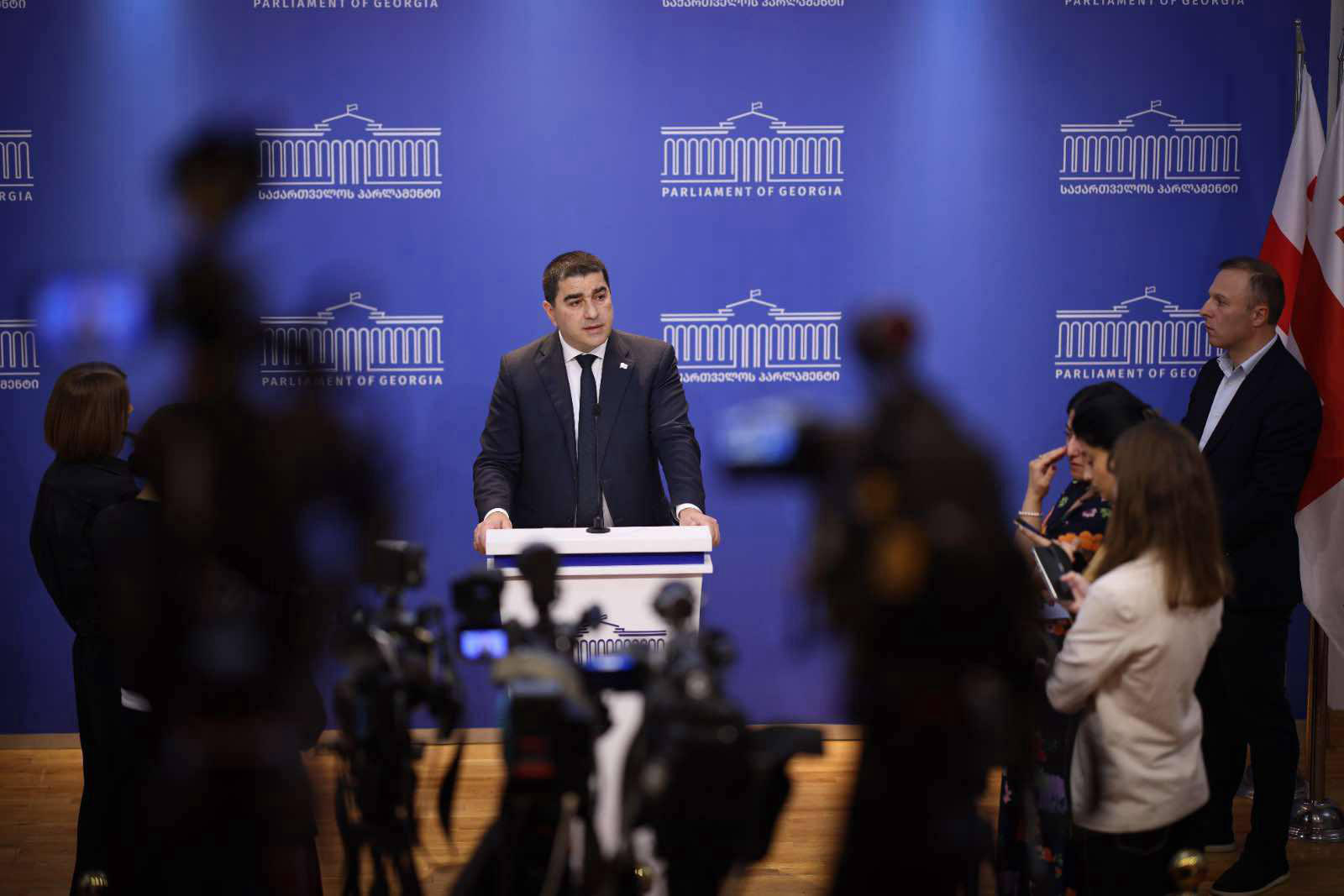 შალვა პაპუაშვილი – ეს შედეგი დგება, როცა დადიხარ უცხოს და არა შენი ხალხის ჭკუაზე – ისინი მშვენივრად, ტკბილად არიან, ახლახან ვნახეთ მიხეილ როთის ფოტო, რომელიც მზეზე ირუჯება და ძალიან კარგად არის თავის პენსიაზე პოლიტიკიდან