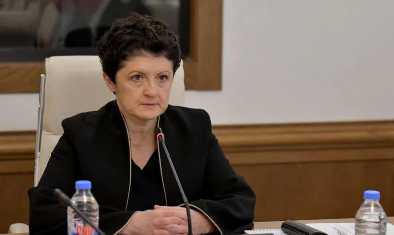 თეა წულუკიანი – მე შევსწრებივარ საუბრებს, სხვა ჩვენს მაღალი თანამდებობის პირებთან, როდესაც ჰუბერტ ქნირში, პირდაპირ უზრდელად ესაუბრებოდა მაღალი თანამდებობის პირებს და ეუბნებოდა: „შენ, ახლა, ეს უნდა შეასრულო“