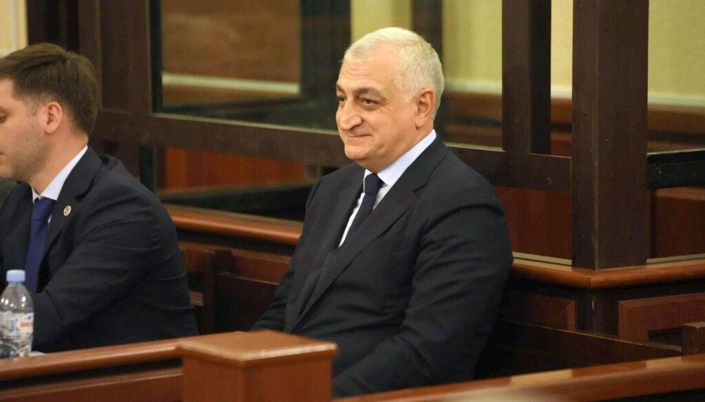 მამუკა ხაზარაძე მოსამართლეს – წულუკიანი რატომ არ მოიყვანეთ სასამართლოში? ადამიანი, რომელიც არაკანონიერი კომისიის თავმჯდომარეა, ადამიანი, რომელმაც მისი თანაშემწის „სიგნალის“ „ჩათით“ დამიბარა, მოდიო – ჩემი დაქალია თუ ვინაა, ვერ გავიგე?!