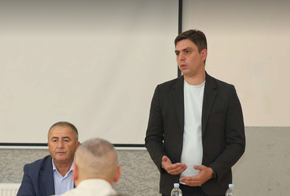 გურიის მხარეში სახელმწიფო რწმუნებული და სოფლის მეურნეობის სამეცნიერო-კვლევითი ცენტრის დირექტორი მეფუტკრე ფერმერებს შეხვდნენ