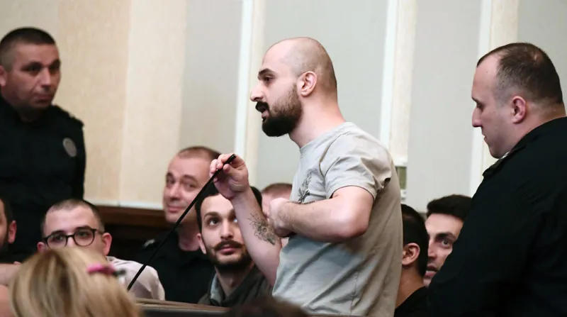 ონისე ცხადაძე მოწმე პოლიციელს – თქვით, რომ პრეტენზია მაქვს ორგანიზებულ ჯგუფურ ძალადობაზეო, მაგრამ ერთმანეთს არ ვიცნობდით – არც სამხედრო გამოცდილება მაქვს, იარაღი არ მჭერია, მაგრამ ღმერთმა ნუ ქნას, რამე მოხდეს, თქვენზე უკეთ ვიბრძოლებ ცარიელი ხელებით