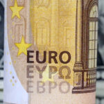 Dollar with respect to the euro has fallen to a minimum of 4-year